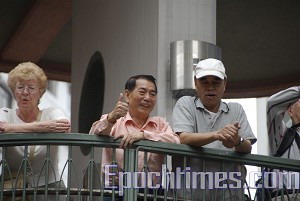 Житель Гонконга показывает знак одобрения в поддержку парада. Фото: Ли Минь/Великая Эпоха 