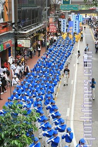 Состоящий из 200 участников, Небесный Оркестр  занял целый городской квартал. Фото: Ли Минь/Великая Эпоха 