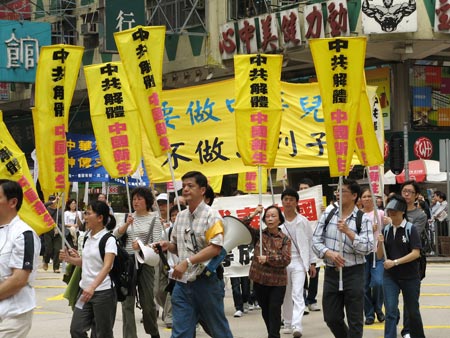 Парад проходит по улице Ияоматей. Фото: Похэн Сюй/Великая Эпоха