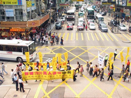 Жители, поддерживающие выход из КПК. Фото: Цзинчао Пань/Великая Эпоха