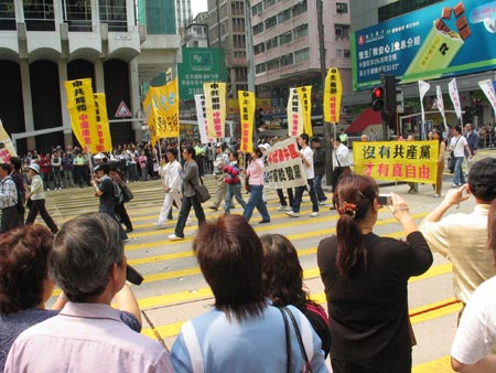 Надписи на плакатах выражают недовольство КПК. Фото: Жуйфэнь Лян/Великая Эпоха