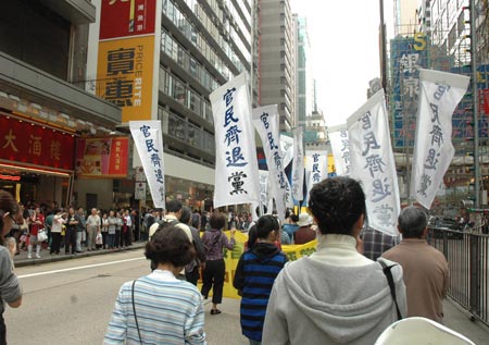 Парад на улице Иордан, по обеим сторонам стоят жители и туристы, наблюдающие парад. Фото: Похэн Сюй/Великая Эпоха