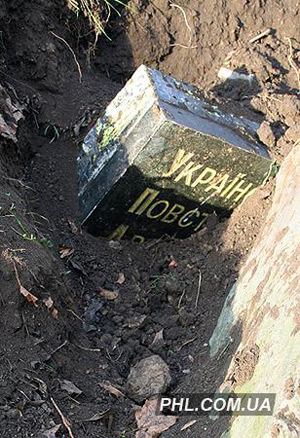 Памятный знак УПА в Молодежном парке Харькова был демонтирован неизвестными ночью 20 декабря. Фото: phl.com.ua Памятный знак УПА в Молодежном парке Харькова был демонтирован неизвестными ночью 20 декабря. Фото: phl.com.ua