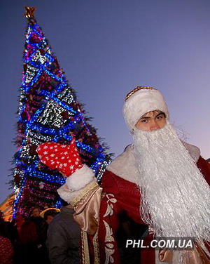 35-метровая елка, украшенная игрушечными поросятами, будет радовать киевлян все Новогодние праздники. Фото: https://phl.com.ua