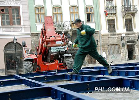 Установка зимнего катка на площади Рынок во Львове. Фото: https://phl.com.ua