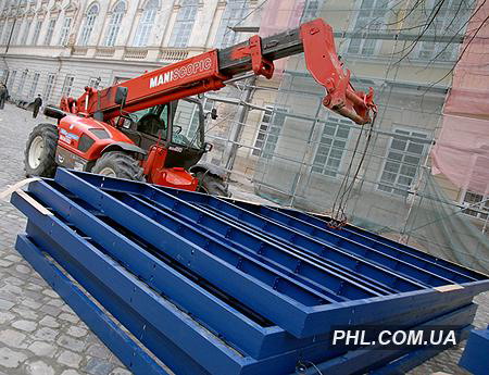 Установка зимнего катка на площади Рынок во Львове. Фото: https://phl.com.ua