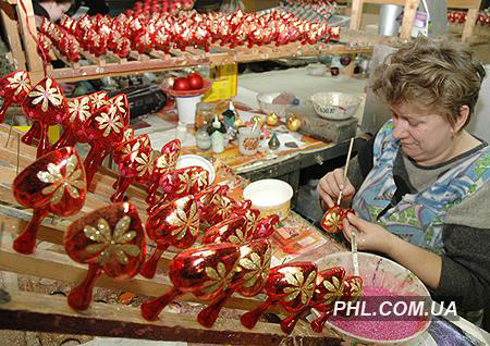 Изготовление елочных игрушек на Львовском стеклозеркальном заводе. Фото: https://phl.com.ua