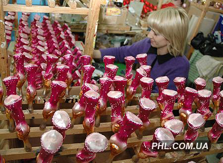 Изготовление елочных игрушек на Львовском стеклозеркальном заводе. Фото: https://phl.com.ua