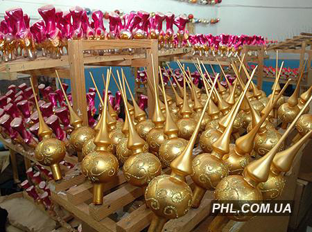 Изготовление елочных игрушек на Львовском стеклозеркальном заводе. Фото: https://phl.com.ua