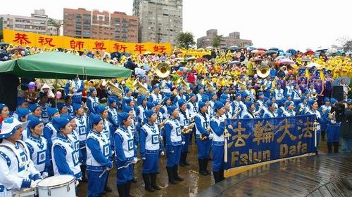 Последователи Фалуньгун г. Тайбэя поздравляют основателя «Фалуньгун» господина Ли Хунчжи с наступающим китайским Новым годом. Фото: Тан Бин/Великая Эпоха