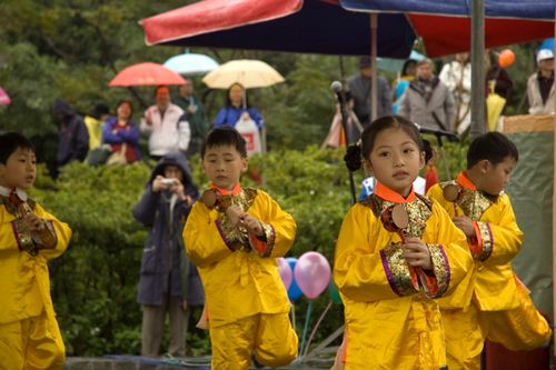 Юные последователи «Фалуньгун» исполняют танец. Фото: Ван Женцзюнь/Великая Эпоха