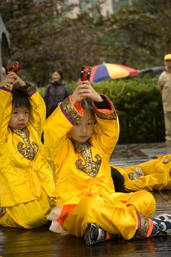 Юные последователи «Фалуньгун» исполняют танец. Фото: Ван Женцзюнь/Великая Эпоха