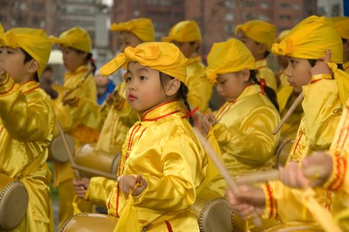 Ученики школы «Минхуэй» исполняют танец с барабанами. Фото: Ван Женцзюнь/Великая Эпоха