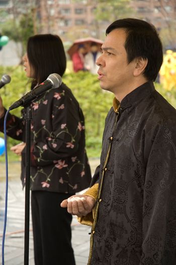 Последователи «Фалуньгун» исполнили песни «Фалунь Дафа несёт добро» и «Пришёл ради тебя». Фото: Ван Женцзюнь/Великая Эпоха