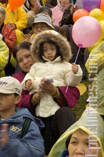 Последователи «Фалуньгун», разных возрастов пришли в парк, чтобы принять участие в мероприятии, посвящённом поздравлению основателя «Фалуньгун» с наступающим Новым годом. Фото: Тан Бин/Великая Эпоха