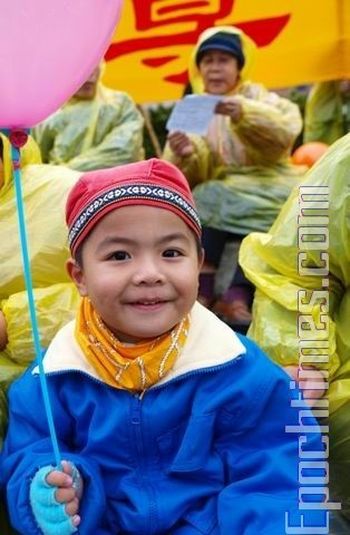 Последователи «Фалуньгун», разных возрастов пришли в парк, чтобы принять участие в мероприятии, посвящённом поздравлению основателя «Фалуньгун» с наступающим Новым годом. Фото: Тан Бин/Великая Эпоха