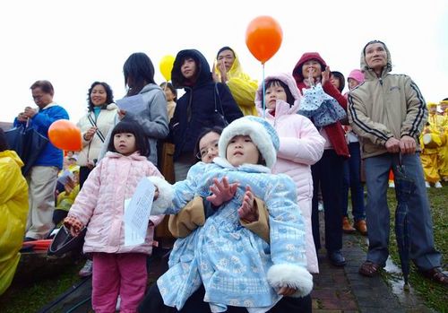 Последователи «Фалуньгун», разных возрастов пришли в парк, чтобы принять участие в мероприятии, посвящённом поздравлению основателя «Фалуньгун» с наступающим Новым годом. Фото: Тан Бин/Великая Эпоха