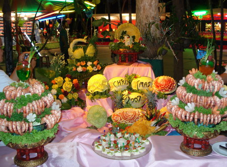 Рождественский ужин, приготовленный в отеле для туристов. Фото: Александр Карпов