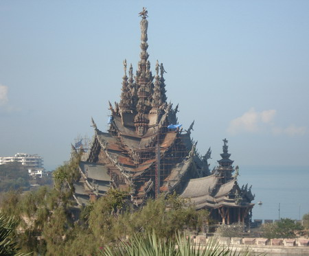 Деревянный буддистский храм в Паттайе. Когда он будет достроен, как говорится в легенде, то завершит царствование последний король Таиланда. Фото: Александр Карпов