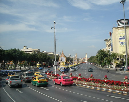 Движение в Таиланде левостороннее. В отличие от многих восточных стран, местные водители очень дисциплинированы и строго соблюдают  правила дорожного движения. Фото: Александр Карпов