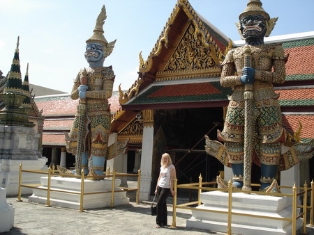 В древности большое значение придавалось охране жилых помещений, поэтому перед входом в здание очень часто можно  увидеть таких исполинов. Фото: Александр Карпов