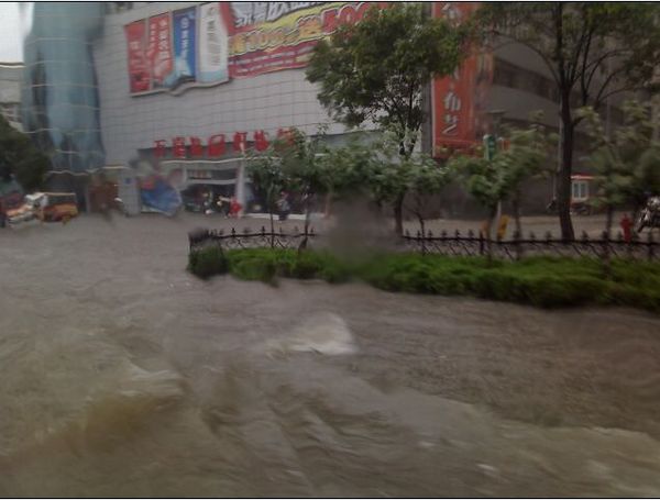 Ливни в провинции Хубэй вызвали сильные наводнения. Фото с epochtimes.com