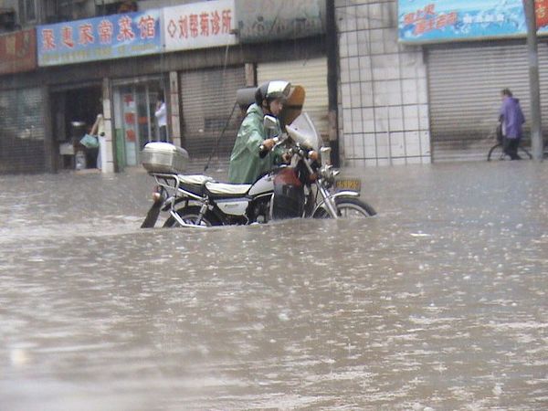 Ливни в провинции Хубэй вызвали сильные наводнения. Фото с epochtimes.com