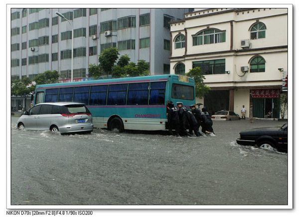 Ливни в провинции Хубэй вызвали сильные наводнения. Фото с epochtimes.com