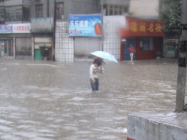 Ливни в провинции Хубэй вызвали сильные наводнения. Фото с epochtimes.com