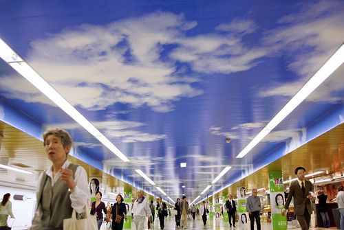 Самая оживлённая остановка электропоезда района Shinjuku. Фото: KAZUHIRO NOGI/AFP/Getty Images