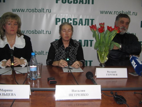 На круглом столе в информагентстве «Росбалт» Санкт-Петербурга «8 марта? Цветы, однозначно!» Фото: Татьяна СЕРЕБРЯКОВА/Великая Эпоха