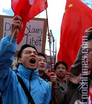 29 марта. Акция китайских активистов на площади DUNDAS в центре Торонто вызывает в памяти времена хунвэйбинов и «Культурной революции». Фото: Samira Bouaou/ The Epoch Times 29 марта. Акция китайских активистов на площади DUNDAS в центре Торонто вызывает в памяти времена хунвэйбинов и «Культурной революции». Фото: Samira Bouaou/ The Epoch Times