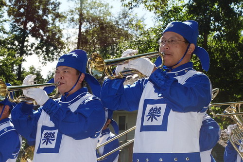 Небесный оркестр из 60-ти последователей Фалуньгун Канады участвовал в празднике урожая 6 сентября 2008 г., Онтарио. Фото: minghui.ca  