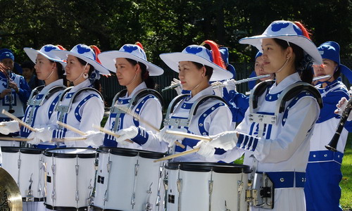 Небесный оркестр из 60-ти последователей Фалуньгун Канады участвовал в празднике урожая 6 сентября 2008 г., Онтарио. Фото: minghui.ca  