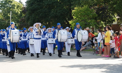 Небесный оркестр из 60-ти последователей Фалуньгун Канады участвовал в празднике урожая 6 сентября 2008 г., Онтарио. Фото: minghui.ca  