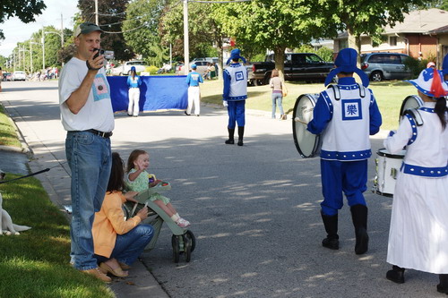 Небесный оркестр из 60-ти последователей Фалуньгун Канады участвовал в празднике урожая 6 сентября 2008 г., Онтарио. Фото: minghui.ca  
