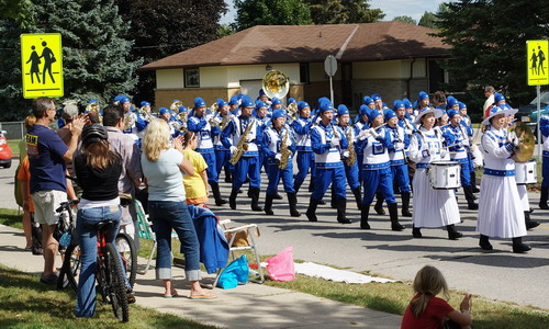 Небесный оркестр из 60-ти последователей Фалуньгун Канады участвовал в празднике урожая 6 сентября 2008 г., Онтарио. Фото: minghui.ca  