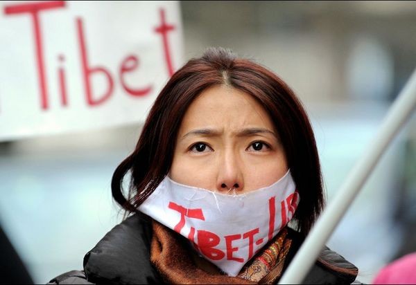 Акция протеста против подавления тибетцев китайской компартией напротив китайского консульства в Риме (Италия). Фото: FILIPPO MONTEFORTE/AFP/Getty Images