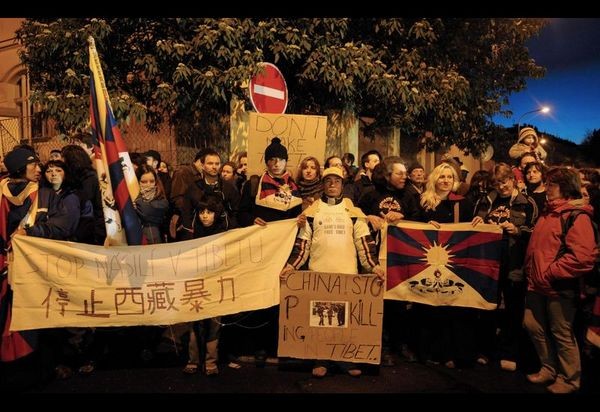 Прага (Чехия). Акция протеста против подавления тибетцев китайской компартией. Фото: MICHAL CIZEK/AFP/Getty Images