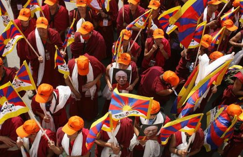 Сотни тибетских изгнанников вышли из Индии в шестимесячный марш на Тибет в знак протеста против власти Китая в этом районе Гималаев. Фото: Manan Vatsyyayana/AFP/Getty Images