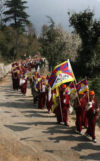 Сотни тибетских изгнанников вышли из Индии в шестимесячный марш на Тибет в знак протеста против власти Китая в этом районе Гималаев. Фото: Manan Vatsyyayana/AFP/Getty Images