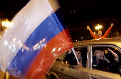 Москва. РОССИЯ. Болельщики празднуют победу Зенита на улицах после Финала кубка UEFA в Манчестере. Фото: Dima Korotayev/Getty Images