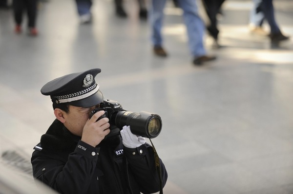 Вокруг площади Тяньаньмэнь полиция  в особом режиме фотографирует, проверяет документы, осматривает  сумки, останавливает  апеллянтов  и запрещает фотографировать журналистам. Фото с epochtimes.com