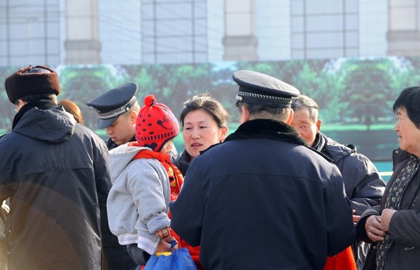 Вокруг площади Тяньаньмэнь полиция  в особом режиме фотографирует, проверяет документы, осматривает  сумки, останавливает  апеллянтов  и запрещает фотографировать журналистам. Фото с epochtimes.com