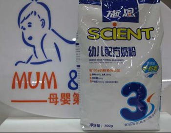 В молоке китайской компании «Shien» обнаружено содержание меламина в 100 раз превышающее норму. Фото с epochtimes.com В молоке китайской компании «Shien» обнаружено содержание меламина в 100 раз превышающее норму. Фото с epochtimes.com