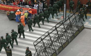 Десятки тысяч военных размещены в зонах, где преобладают тибетцы, чтобы быстро отреагировать на неожиданные инциденты. Фото: Великая Эпоха Десятки тысяч военных размещены в зонах, где преобладают тибетцы, чтобы быстро отреагировать на неожиданные инциденты. Фото: Великая Эпоха