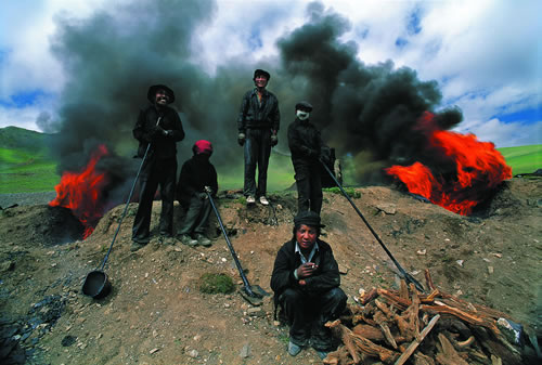 Молодые тибетцы на ремонт трассы. Провинция Цинхай. 1992 год. Фото: Yang Bingzheng
