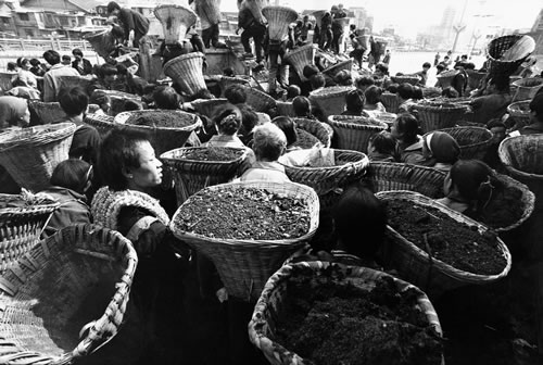 Рабочие носят грунт, расширяя фарватер реки Нанминхэ. Горд Гуйян провинция Гуйчжоу. 1997 год. Фото: Kan Taisen