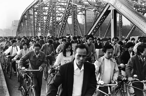 Люди едут на работу. Город Гуанчжоу провинции гуандун. 1986 год. Фото: An Ge