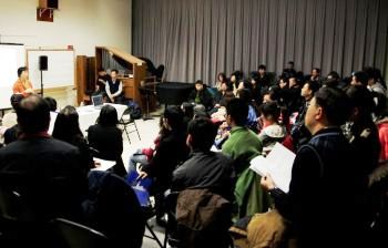 Инь Лэй из организационного комитета Международного конкурса пианистов телевидения NTD приветствует участников в колледже Хантера в Нью-Йорке. Фото: Великая Эпоха